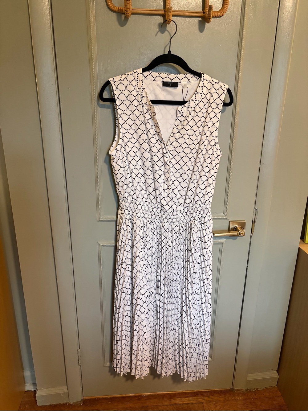 Tahari White Sleeveless Printed Pleated Dress
